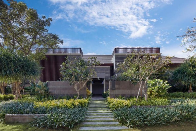 Jardines tropicales y entrada principal del Marriott's Bali Nusa Dua Terrace con sendero de piedra
