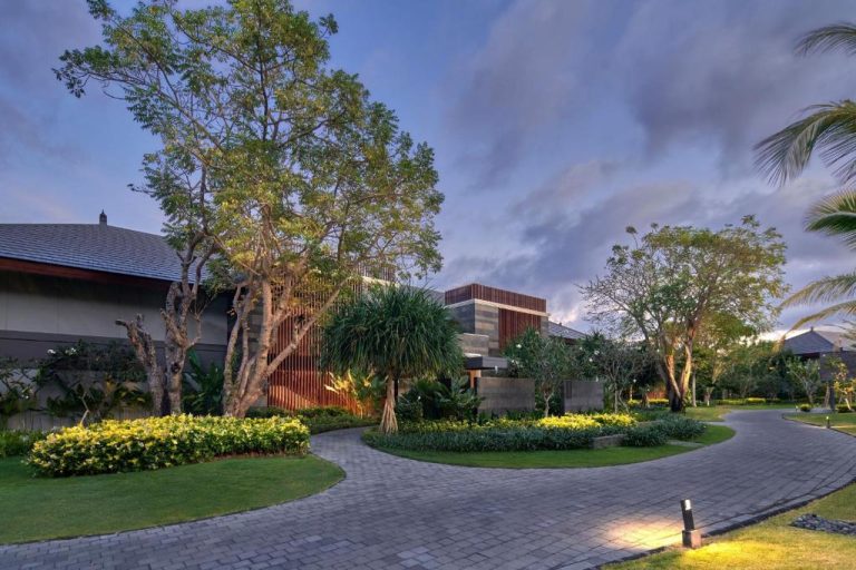 Jardines tropicales y acceso principal al atardecer en Marriott's Bali Nusa Dua Terrace