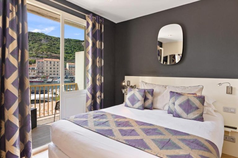 Habitación doble con cama matrimonial y vistas al puerto en el Hotel Solemare