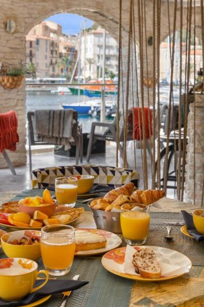 Desayuno con croissants, zumo de naranja y frutas en Hotel Solemare con vistas al puerto