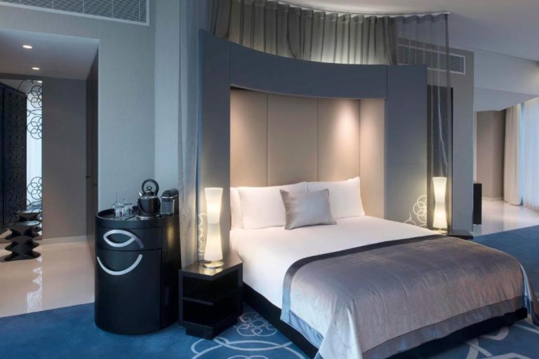 Suite de lujo con cama dosel y decoración moderna en el hotel W Doha, Qatar