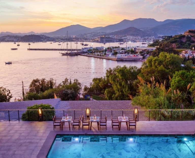 Terraza con piscina y cena romántica al atardecer con vistas al mar en Senses Hotel Adults Only Bodrum