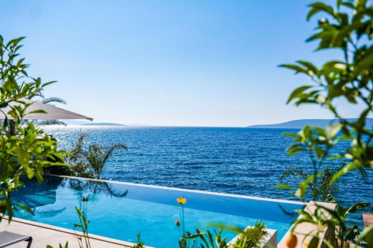 Piscina infinita con vistas al mar azul del Egeo en el hotel İsolina Bodrum, Turquía