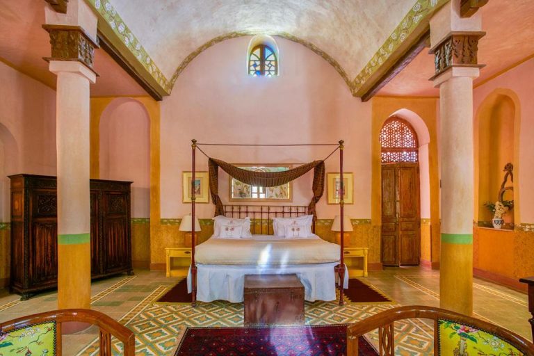 Habitación con cama de dosel y arquitectura árabe de arcos en Al Moudira Hotel en Luxor