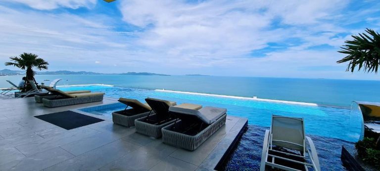 Piscina infinita con tumbonas y vistas al mar en Copacabana Jomtien Skypool Pattaya