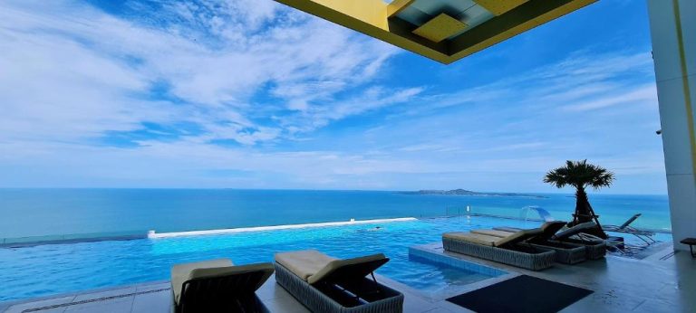 Piscina infinita con vista panorámica al mar en Copacabana Jomtien Condo Pattaya Seaview