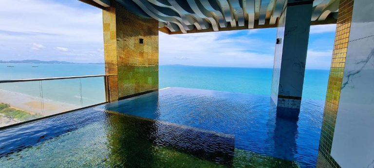Piscina infinita con vista panorámica al mar en Copacabana Jomtien Condo Pattaya Seaview