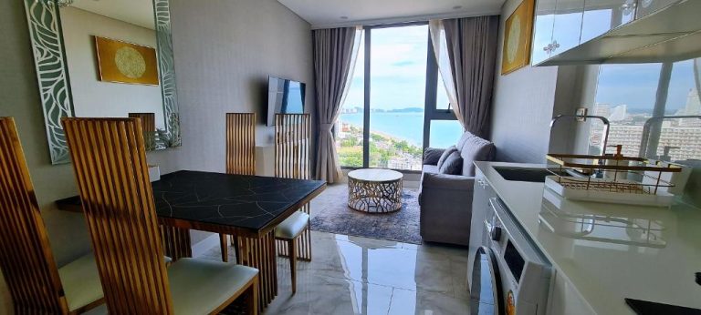 Salón comedor moderno con vista panorámica al mar en Copacabana Jomtien Pattaya Seaview Condo