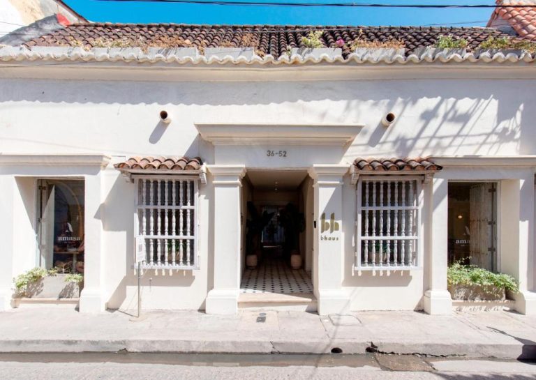 Fachada exterior colonial blanca del B Haus Hotel Boutique con entrada principal en Cartagena de Indias