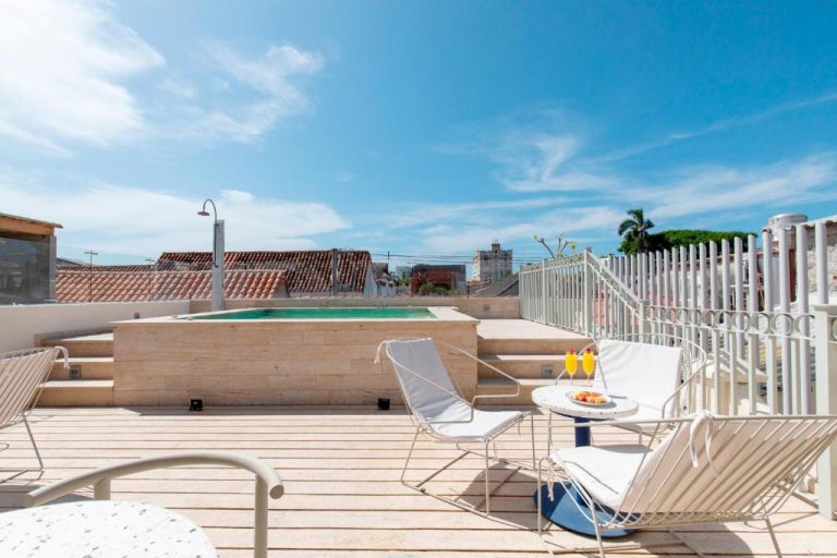 Terraza rooftop con piscina privada y zona lounge del B Haus Hotel Boutique