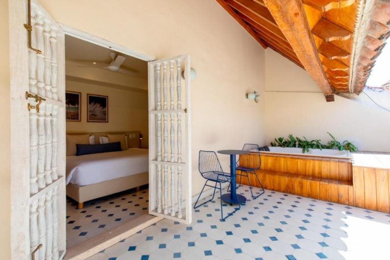 Terraza privada con jacuzzi y acceso a habitación doble en B Haus Hotel Boutique
