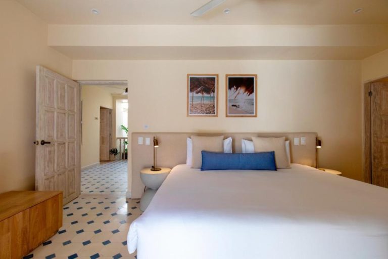 Habitación suite con cama king size y suelo hidráulico en B Haus Hotel Boutique