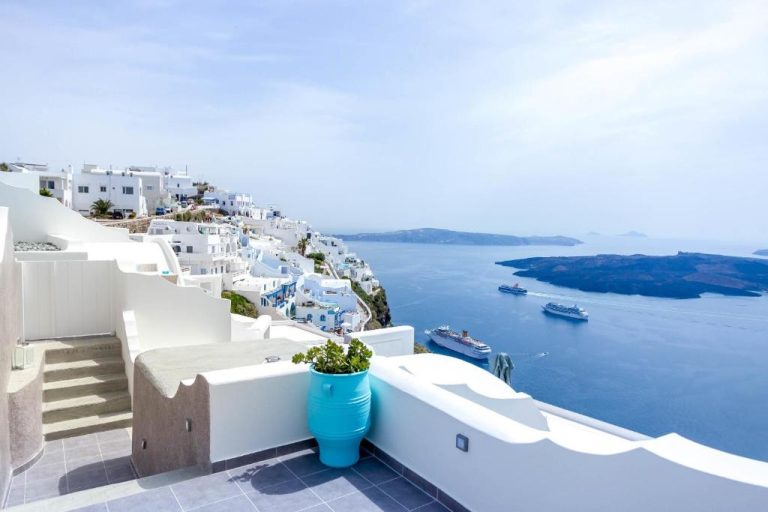 Terraza con vistas a la caldera y cruceros en el mar desde Remvi Suites en Santorini