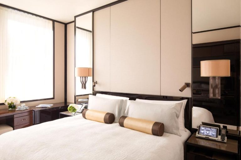 Habitación deluxe con cama king size y decoración de lujo en The Peninsula Hong Kong