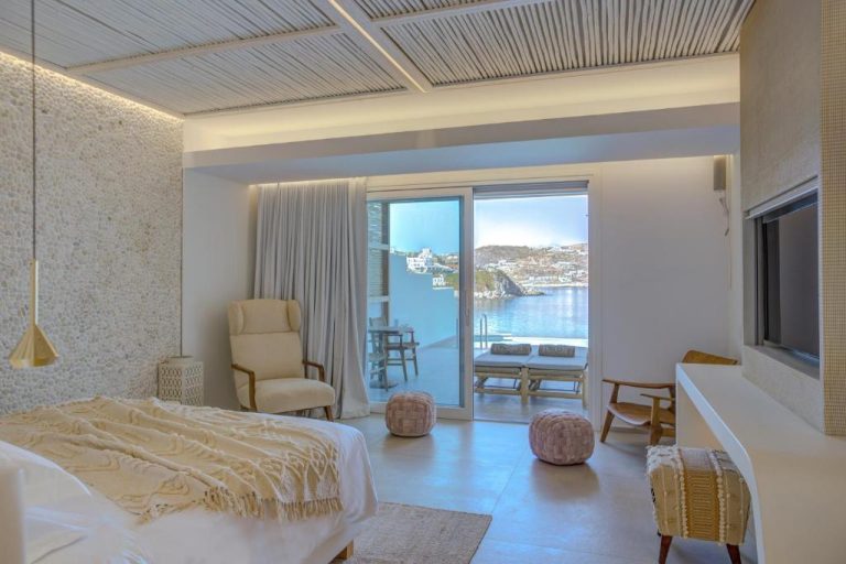 Habitación de lujo con vistas al mar y balcón con piscina privada en Icon Mykonos