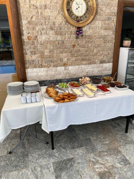 Buffet de desayuno con quesos, frutas y pasteles en el hotel Doga Ciftlik Konaklama