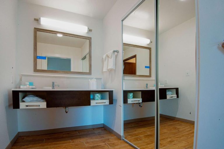 Baño moderno con doble lavabo y espejo en Hampton Inn & Suites Mary Esther Fort Walton Beach