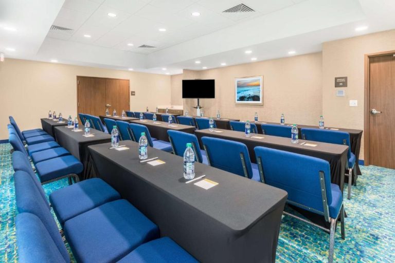 Sala de reuniones con mesas y sillas azules en Hampton Inn & Suites Mary Esther Fort Walton Beach