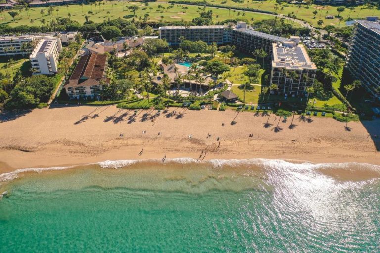 Vista aérea del OUTRIGGER Kāʻanapali Beach Resort con playa de arena blanca y aguas turquesas en Maui