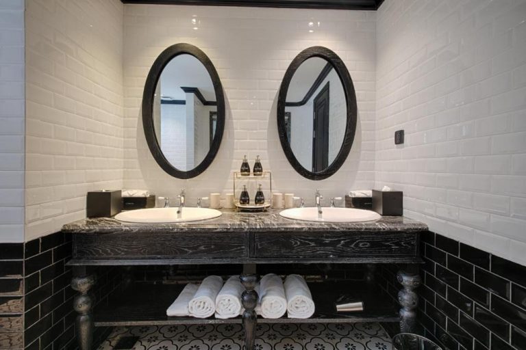 Baño de lujo con doble lavabo y encimera de mármol en el Monarque Hotel Danang