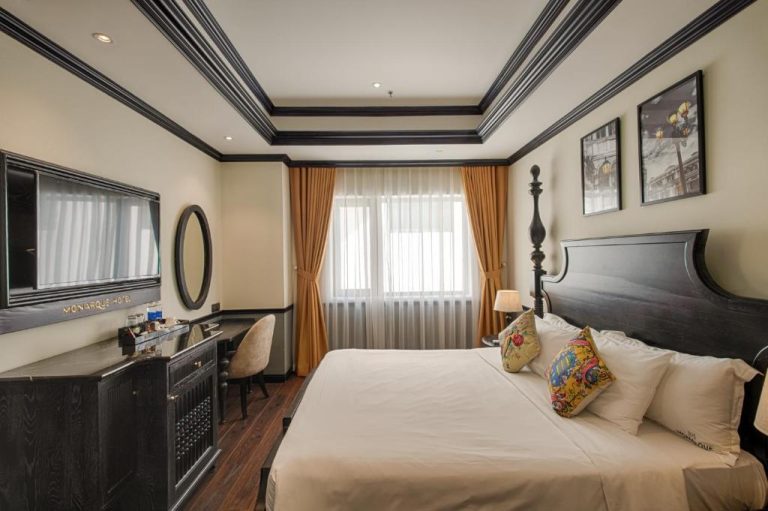 Habitación doble clásica con cama king size y decoración elegante en Monarque Hotel Danang