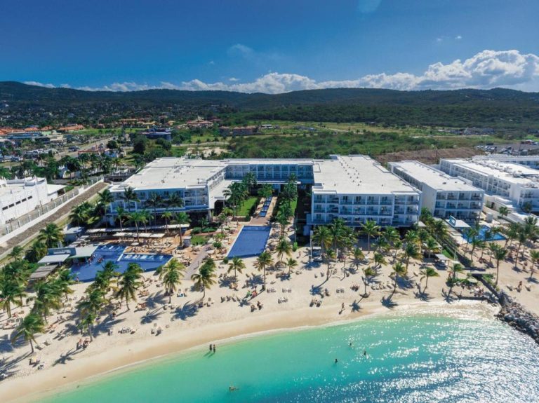 Vista aérea del Riu Palace Jamaica Adults Only con playa de arena blanca, piscina y palmeras