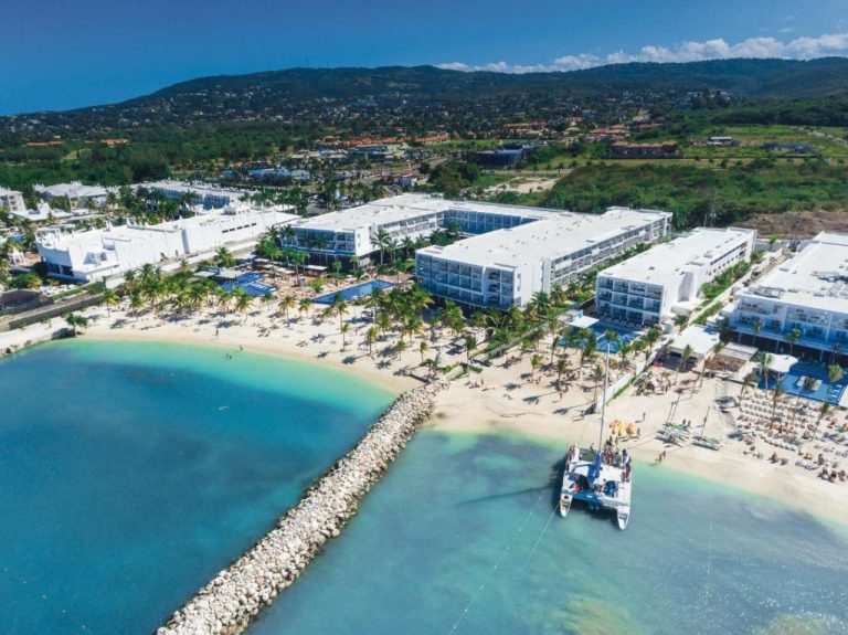 Vista aérea del Riu Palace Jamaica Adults Only con playa de arena blanca, aguas turquesas y catamarán