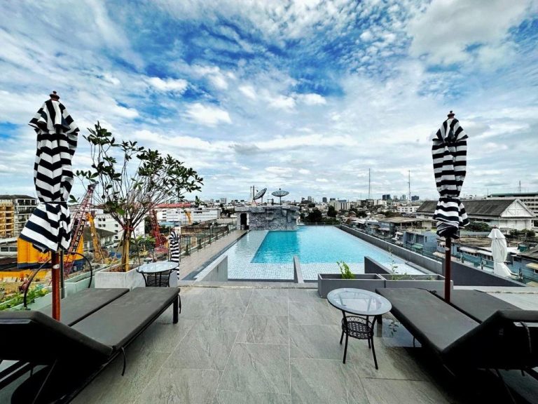 Piscina infinita en la azotea del Ayathorn Bangkok con vistas panorámicas de la ciudad de Bangkok