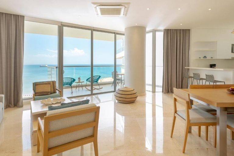 Amplia sala de estar con vista panorámica al mar Caribe en Grand Marina Suites Santa Marta