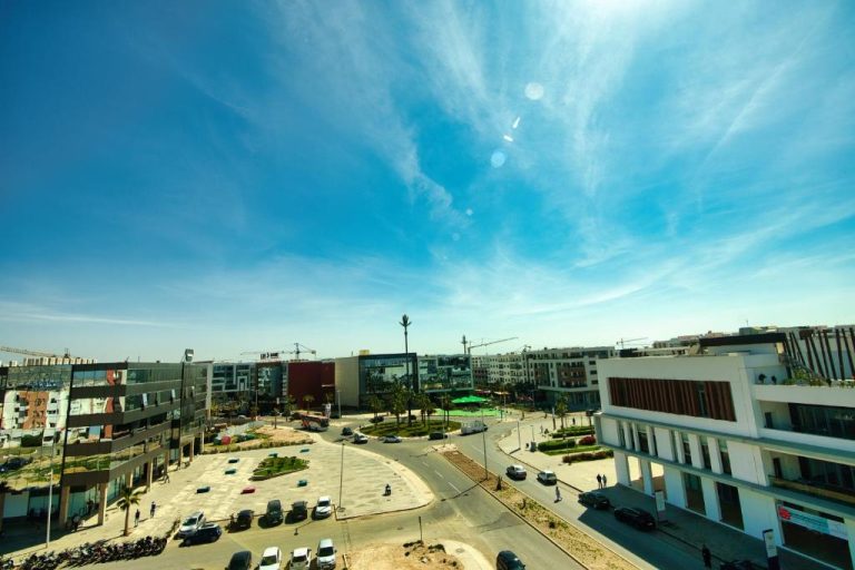 Vista aérea del entorno urbano y plaza exterior del Appart Hôtel Founty Beach en Agadir