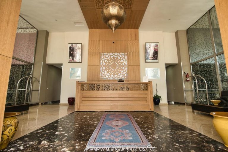 Recepción principal del Appart Hôtel Founty Beach con decoración árabe y alfombra tradicional marroquí