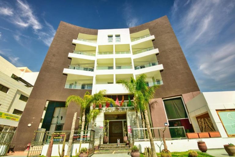 Fachada exterior del Appart Hôtel Founty Beach con palmeras y balcones en Agadir