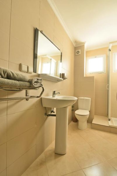 Baño completo con ducha, lavabo y aseo del Appart Hôtel Founty Beach en Agadir