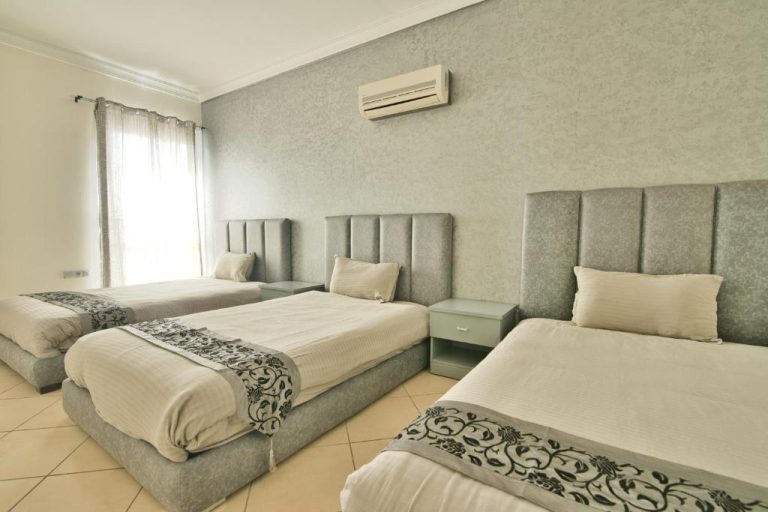 Habitación triple con tres camas individuales y aire acondicionado en Appart Hôtel Founty Beach