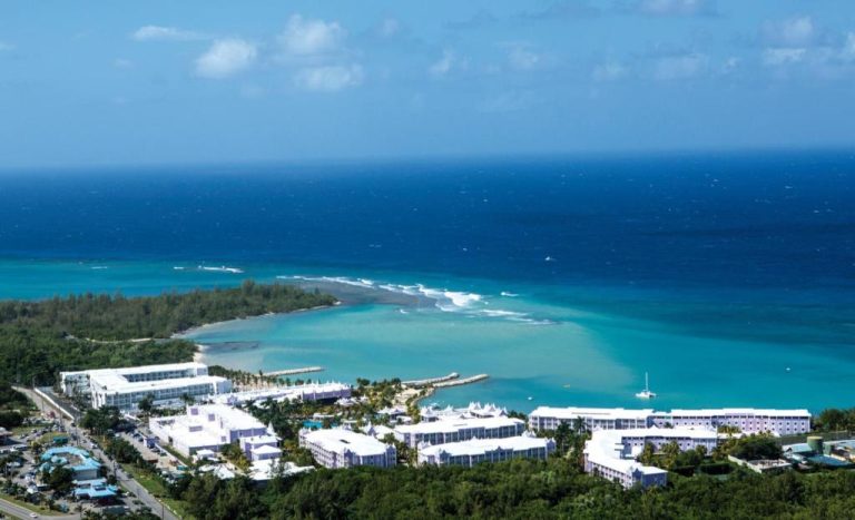 Vista aérea del Riu Palace Jamaica Adults Only con playa de aguas turquesas y complejo hotelero