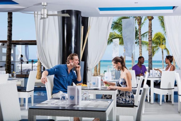 Pareja disfrutando del restaurante terraza frente al mar en el Riu Palace Jamaica Adults Only All Inclusive