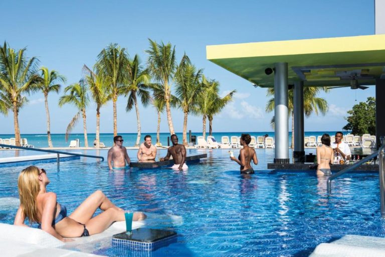 Piscina swim-up bar con vistas al mar en el Riu Palace Jamaica Adults Only All Inclusive