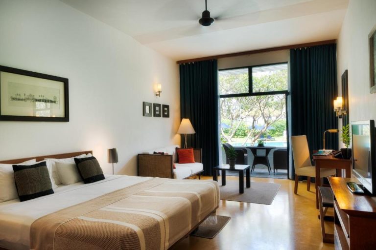Habitación doble con cama king y vista al jardín tropical en The Blue Water Geoffrey Bawa Heritage Resort