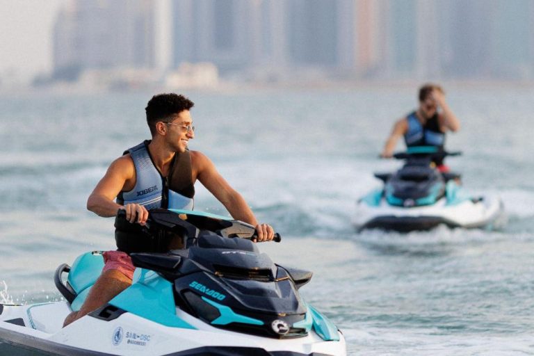 Actividades acuáticas en moto de agua frente al The St. Regis Doha con vistas al skyline de la ciudad