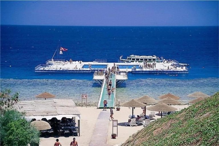 Muelle flotante y plataforma marina del Hotel Harem at Coral Bay con turistas disfrutando del mar