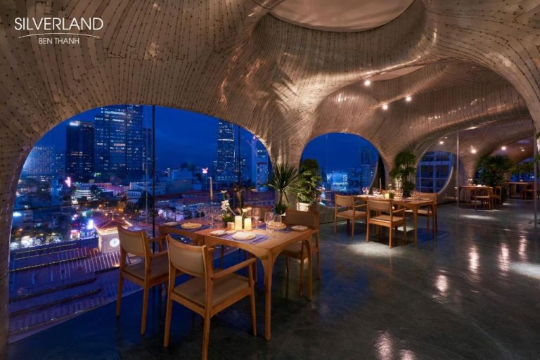 Restaurante panorámico con vistas nocturnas de la ciudad en el Silverland Bến Thành de Ho Chi Minh