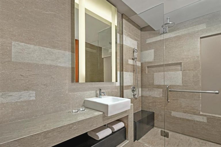Baño moderno con ducha de lluvia y lavabo empotrado en Courtyard by Marriott Bali Nusa Dua Resort