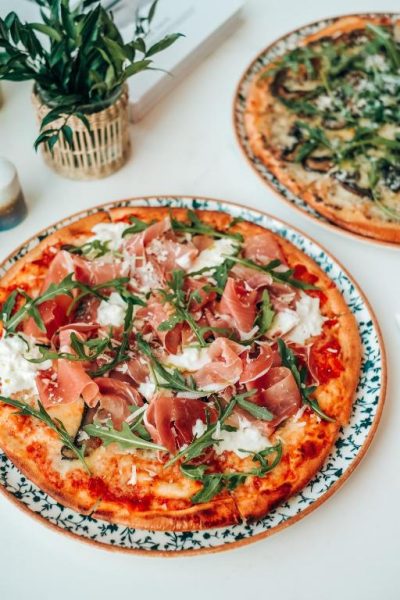Pizza con prosciutto, rúcula y mozzarella del restaurante del Eastin Grand Hotel Phayathai
