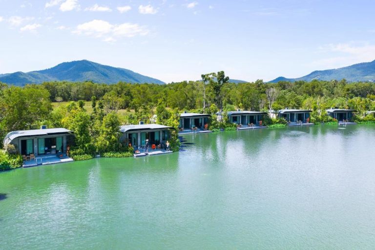 Villas flotantes sobre lago esmeralda con vistas a montañas en Samui Fishing Club and Resort