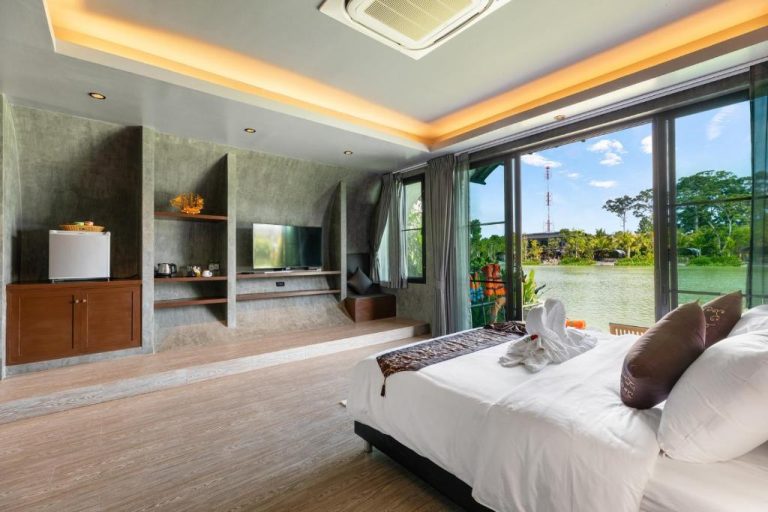 Habitación de lujo con cama doble y vistas al lago en Samui Fishing Club and Resort
