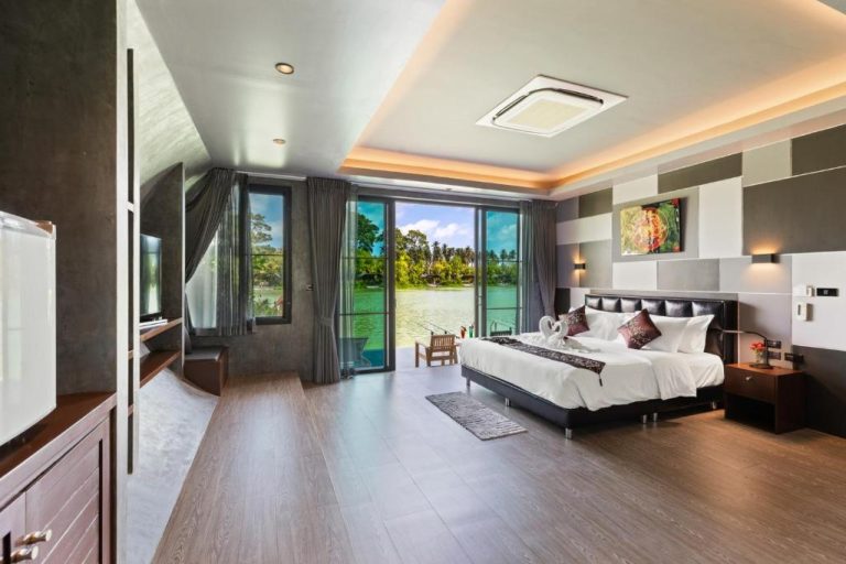 Habitación deluxe con cama doble y vistas al lago en Samui Fishing Club and Resort