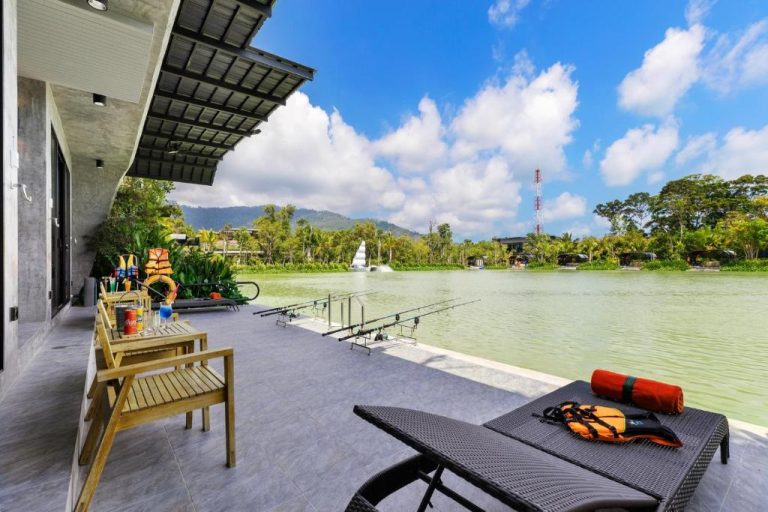 Terraza con cañas de pesca junto al lago del Samui Fishing Club and Resort con vistas a la montaña