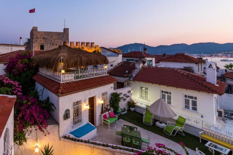Terraza exterior con vistas al castillo de Marmaris al atardecer en el Hotel 8 oDa Marmaris