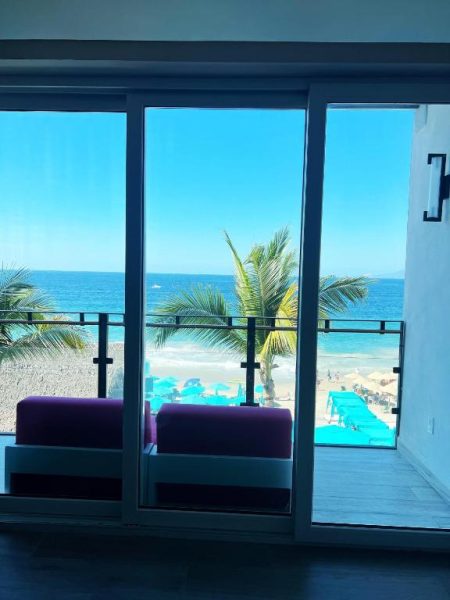 Vista panorámica al mar y playa desde habitación con balcón en Grant's Studio at Mantamar Tower