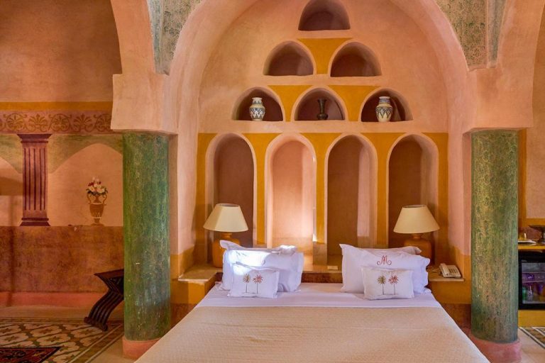 Habitación de lujo con arcos árabes y decoración oriental auténtica en Al Moudira Hotel